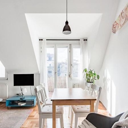 Relax Into Loft Living At A Light-Filled City Escape ブダペスト エクステリア 写真
